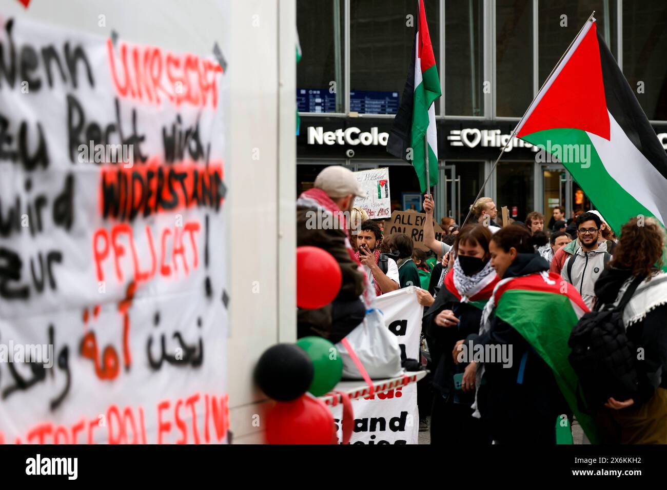 Teilnehmer einer Pro-Palästina-Demo auf dem Bahnhofsvorplatz. Die Demonstranten schwenken Fahnen von Palästina und kritisieren das Vorgehen der israelischen Armee im Gaza-Streifen. Köln, 15.05.2024 NRW Deutschland *** partecipanti a una manifestazione pro-Palestina sul piazzale della stazione i manifestanti ondeggiano bandiere palestinesi e criticano le azioni dell'esercito israeliano nella Striscia di Gaza Colonia, 15 05 2024 NRW Germania Copyright: XChristophxHardtx Foto Stock