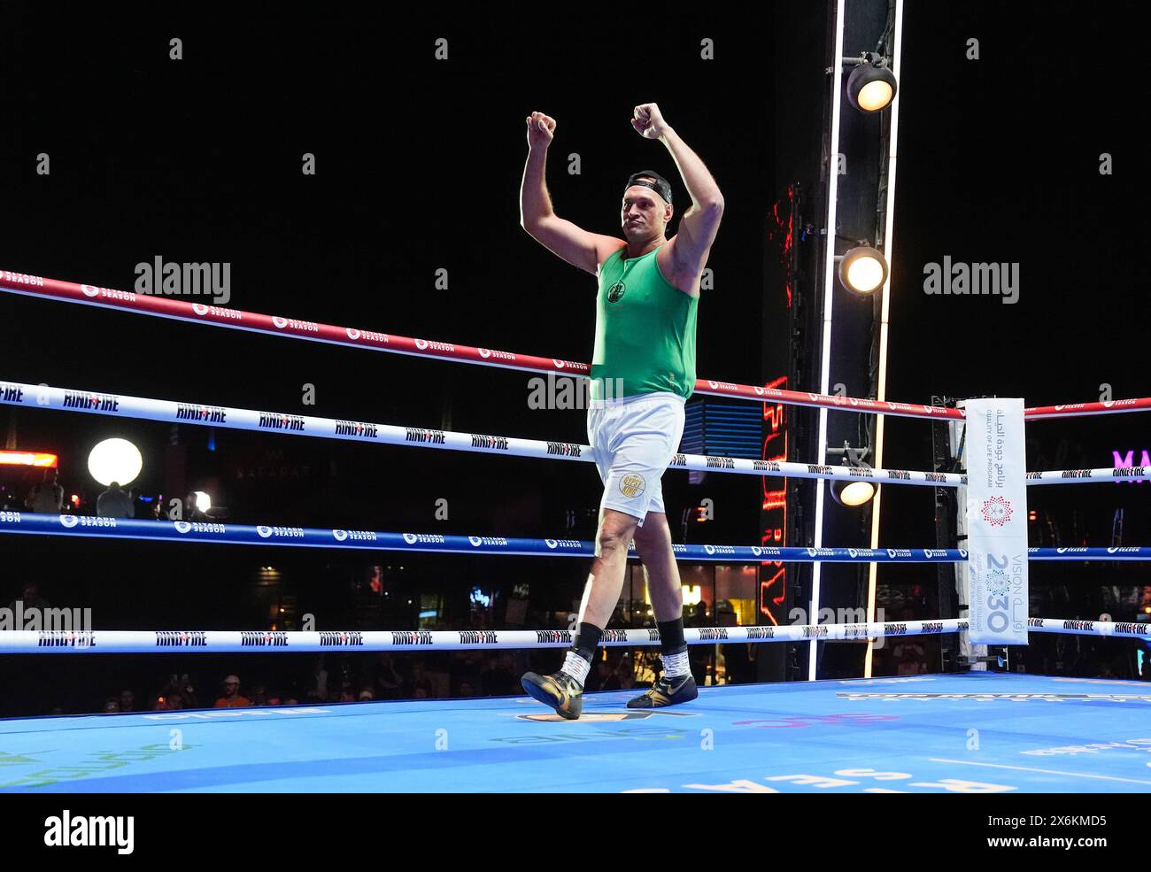 Tyson Fury (a sinistra) durante un allenamento all'aperto al Boulevard City Music World, Riyadh, Arabia Saudita. Sabato 18 maggio si svolgerà la lotta per il titolo IBF, WBA, WBC e WBO tra Tyson Fury e Oleksandr Usyk. Data foto: Mercoledì 15 maggio 2024. Foto Stock