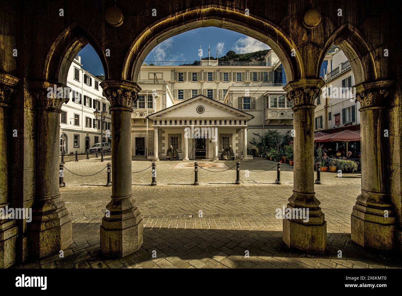 Vista attraverso un portale di Convent Place Square e la casa di guardia del Governatore&#39;S Residenza di Gibilterra, British Crown Colony, Penisola Iberica Foto Stock