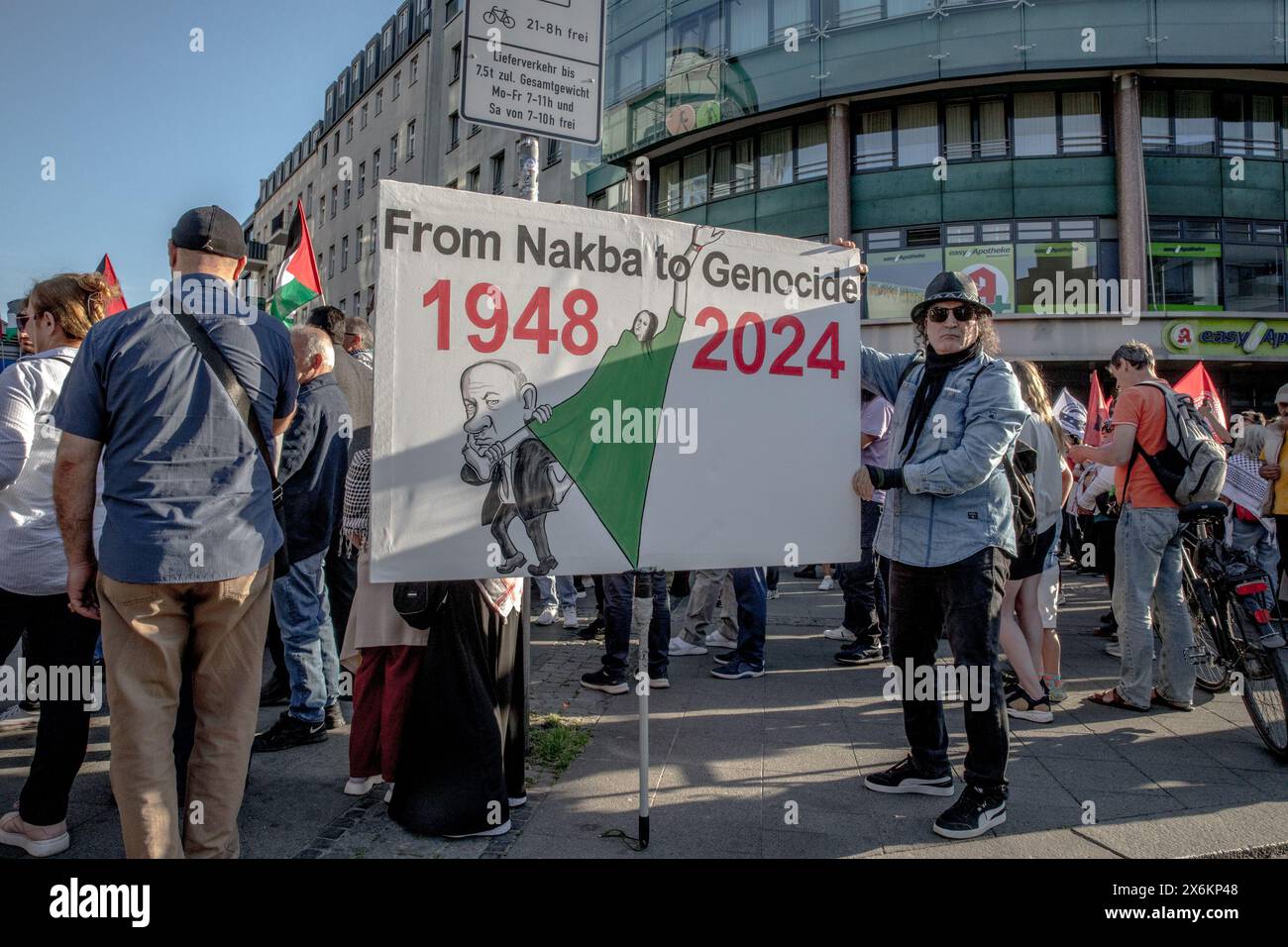 Il 15 maggio 2024, una protesta filo-palestinese ebbe luogo a Berlino, in Germania, partendo da Wilmersdorfer Strasse e Kantstrasse e procedendo verso la stazione della S-Bahn di Halensee. La dimostrazione ha visto i partecipanti cantare una serie di slogan che chiedevano esplicitamente la distruzione di Israele. Nonostante la natura infiammatoria degli slogan, la polizia non è intervenuta. I manifestanti hanno dichiarato ad alta voce: "Vogliamo il 48 e ne otteniamo il 48”, uno slogan che fa riferimento all'anno della fondazione di Israele nel 1948, implicando il desiderio di eliminare lo Stato israeliano. Altri slogan includevano "Yallah Yallah Intifada", che sosteneva una u Foto Stock