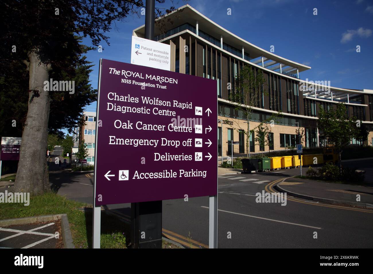 Esterno dell'Oak Cancer Centre, una struttura di ricerca e trattamento finanziata dalla Royal Marsden Cancer Charity Surrey England Foto Stock