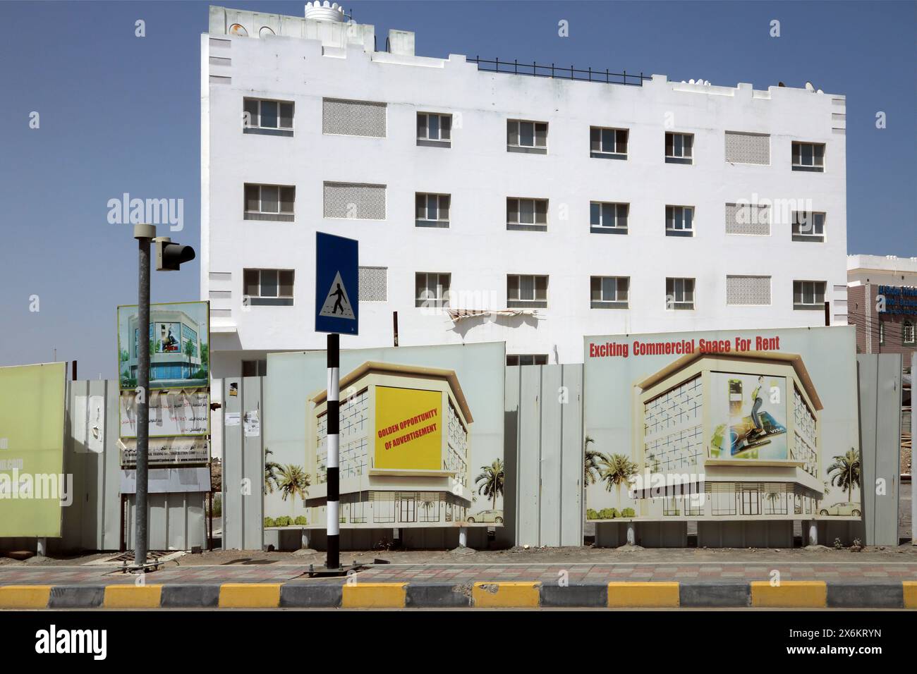 Spazio commerciale in affitto sulla strada per l'aeroporto internazionale di Mascate, Oman Foto Stock