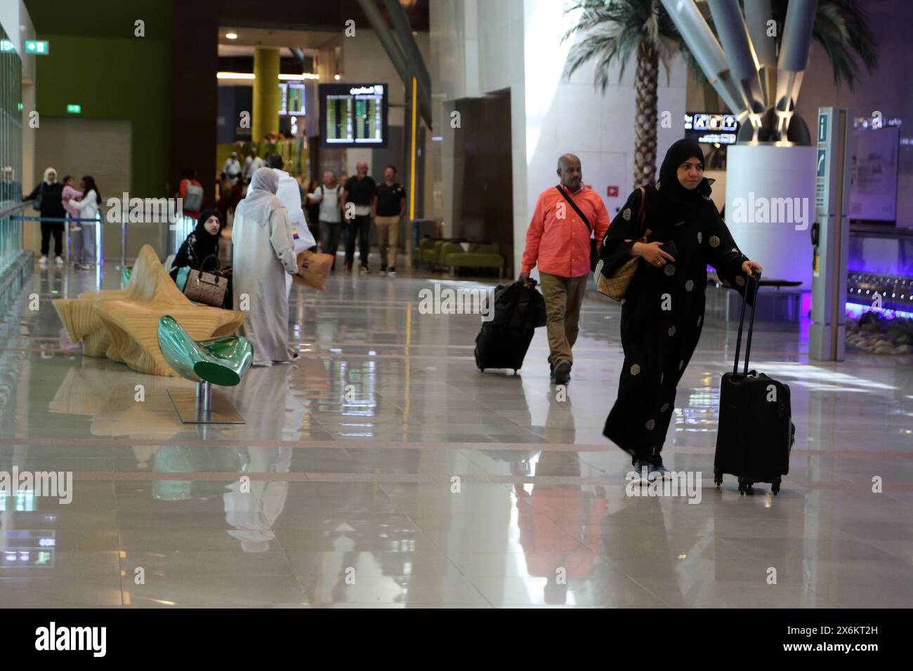 Turisti e gente del posto con i bagagli all'Aeroporto Internazionale di Muscat Oman Foto Stock