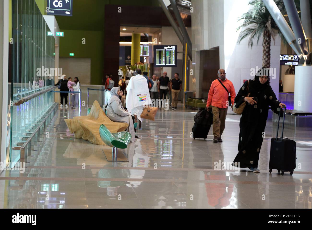 Turisti e gente del posto con i bagagli all'Aeroporto Internazionale di Muscat Oman Foto Stock