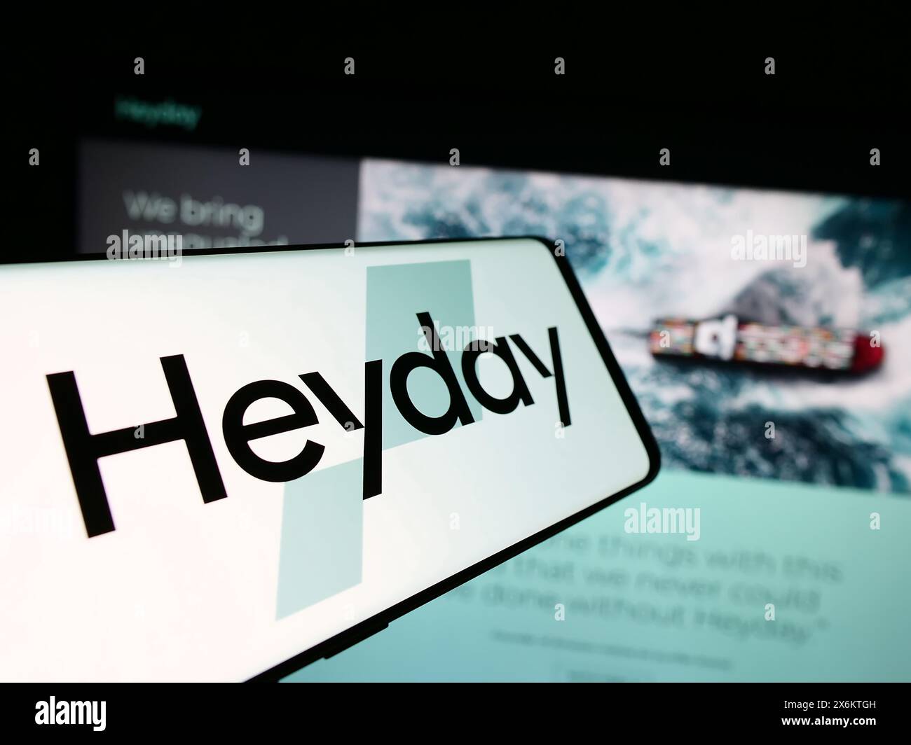 Telefono cellulare con logo della piattaforma americana di incubatori di e-commerce Heyday davanti al sito web aziendale. Messa a fuoco al centro del display del telefono. Foto Stock
