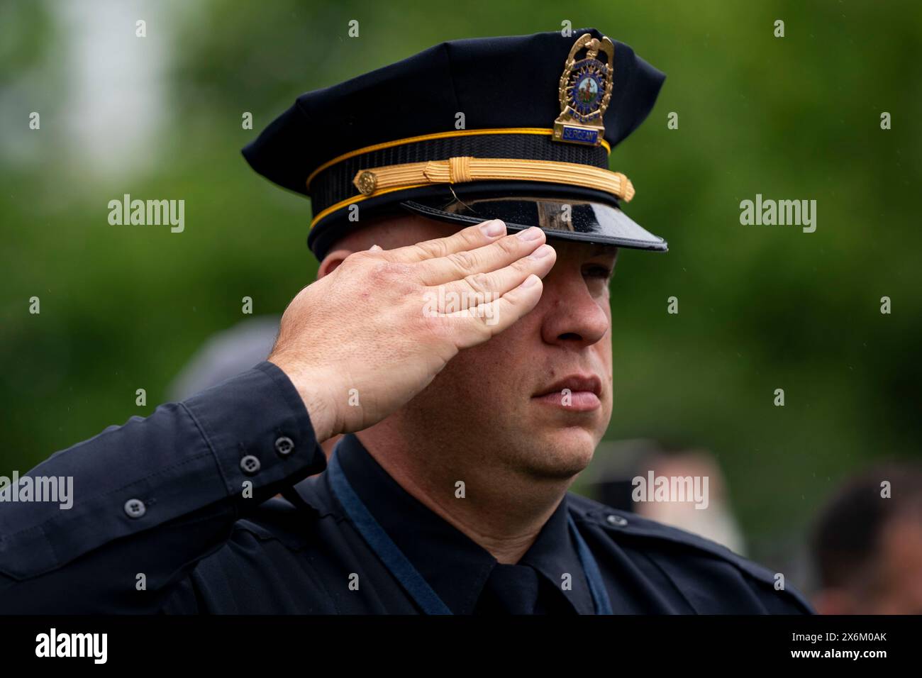 Washington, Vereinigte Staaten. 15 maggio 2024. Un membro delle forze dell'ordine saluta durante il National Peace Officers Memorial Service presso il Campidoglio degli Stati Uniti a Washington DC mercoledì 15 maggio 2024. Credito: Bonnie Cash/Pool tramite CNP/dpa/Alamy Live News Foto Stock