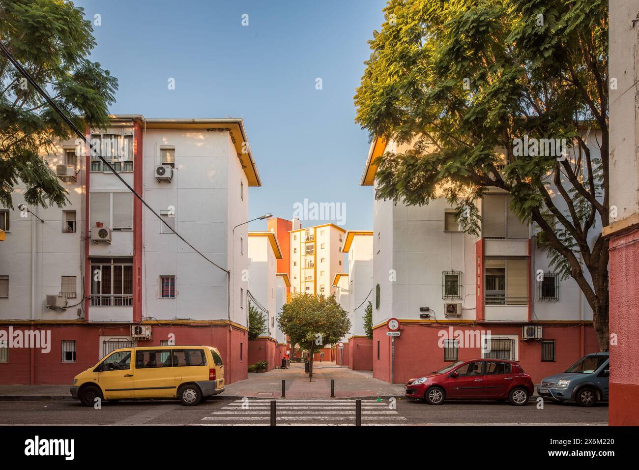 Gli alloggi pubblici degli anni '1950 si trovano nella El Tardón di Triana, una testimonianza della storia urbana di Siviglia. Foto Stock