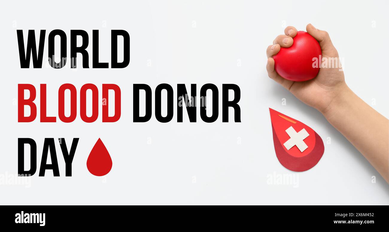 Mano con cuore rosso e goccia di carta su sfondo bianco. Banner per la giornata mondiale dei donatori di sangue Foto Stock