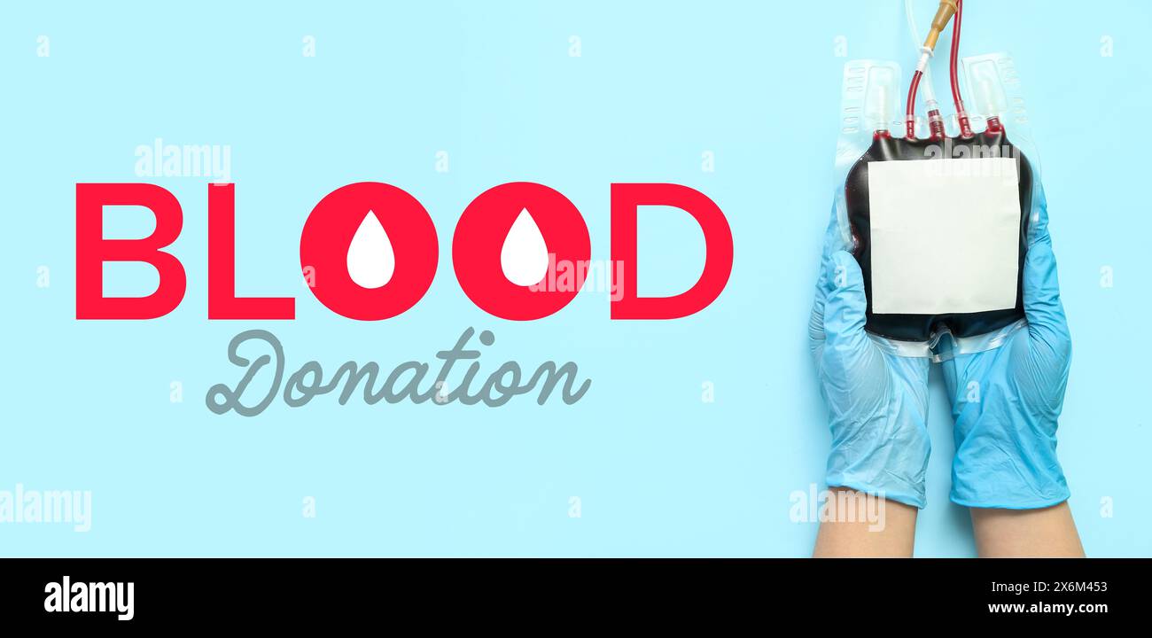 Mani di un medico con il pacchetto di sangue su sfondo blu. Banner per la giornata mondiale dei donatori di sangue Foto Stock