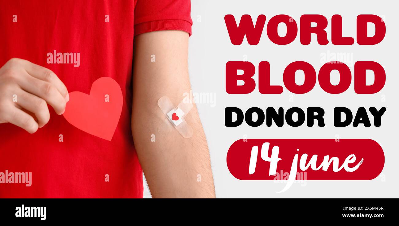 Giovane donatore con patch mediche applicate e cuore di carta su sfondo chiaro, primo piano. Banner per la giornata mondiale dei donatori di sangue Foto Stock