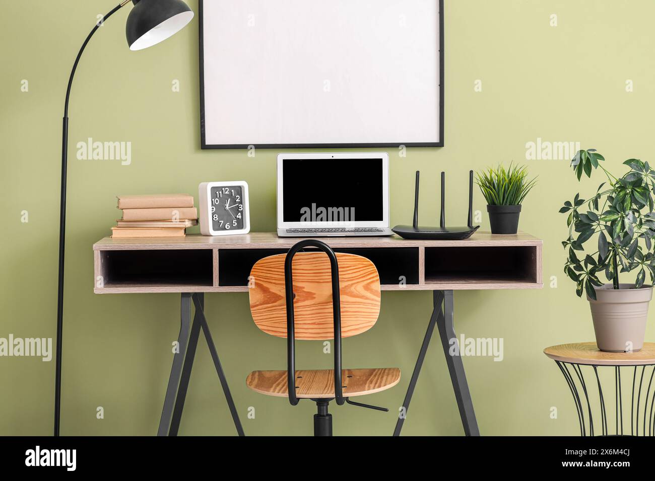 Postazione di lavoro con router wi-fi e laptop vuoto in ufficio Foto Stock