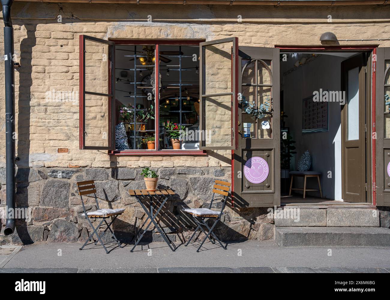 Café Sista Supen apre per la stagione primaverile a Norrköping, Svezia. Originariamente una farmacia storica risalente al 1760. Foto Stock