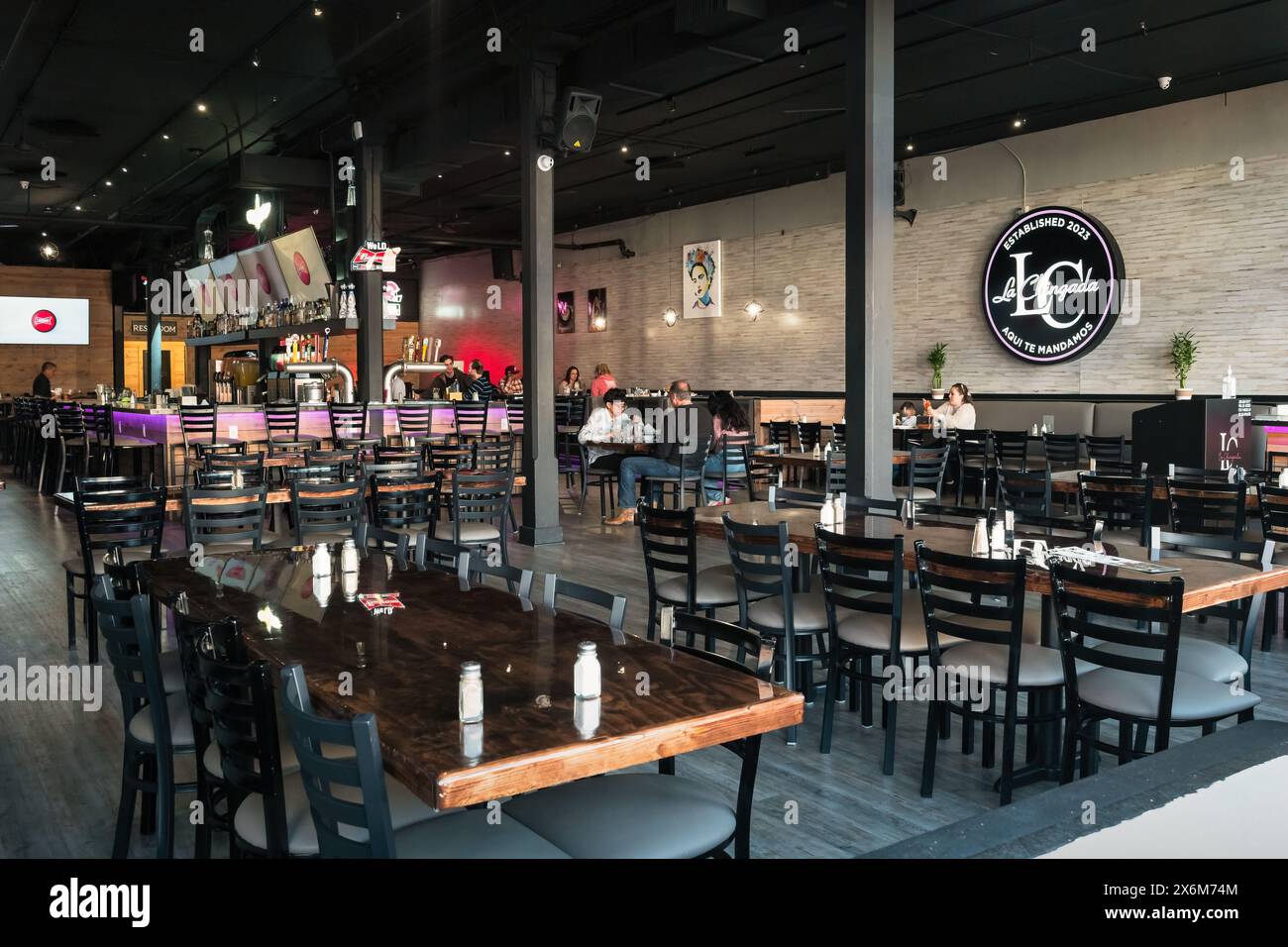 Ristorante nel centro di Little Rock, Arkansas, USA, visto dalla strada attraverso la finestra aperta. Foto Stock