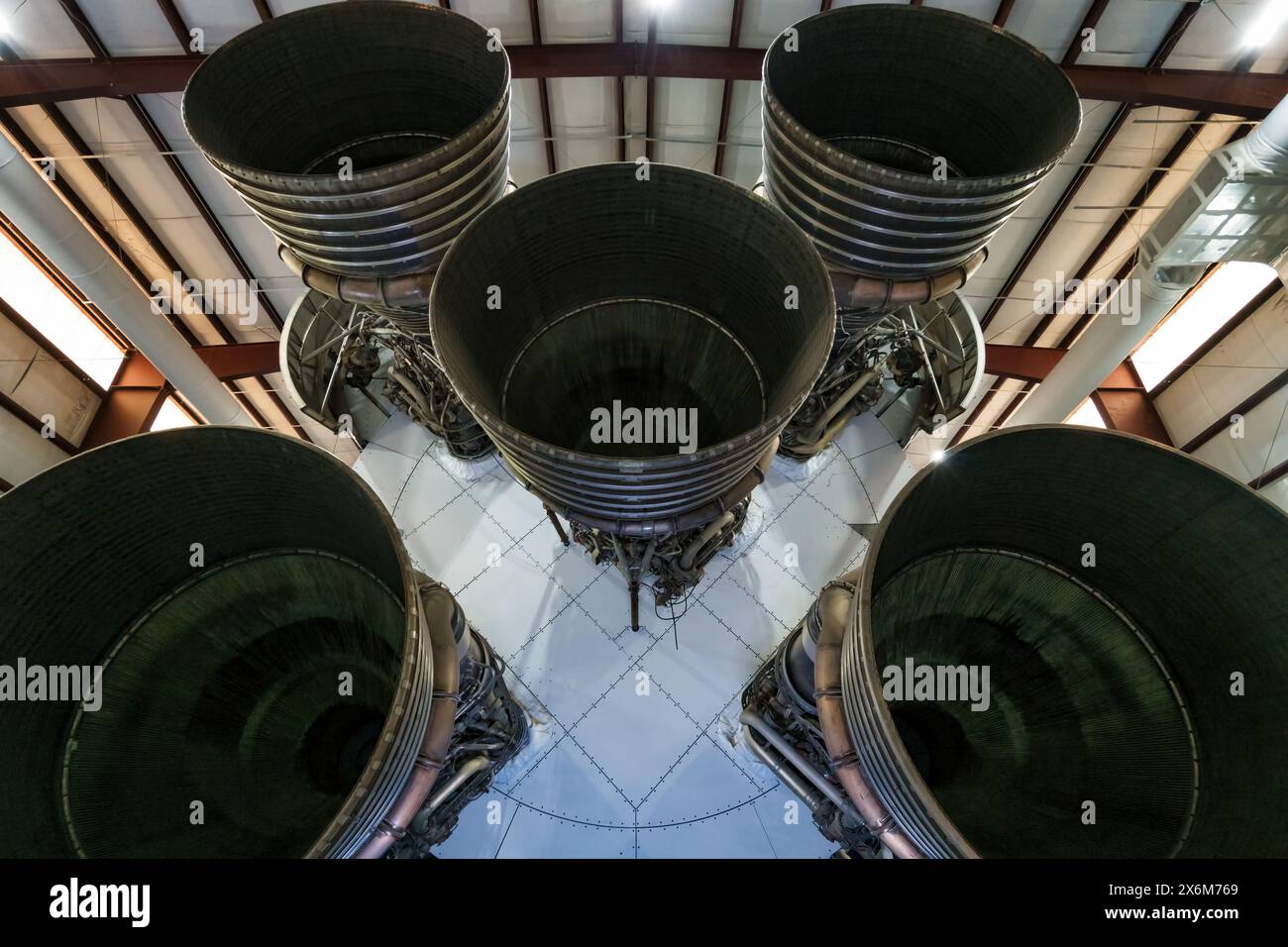 I motori F-1 del razzo Saturn V sono esposti al Rocket Park presso lo Space Center Houston, Texas, USA. Foto Stock