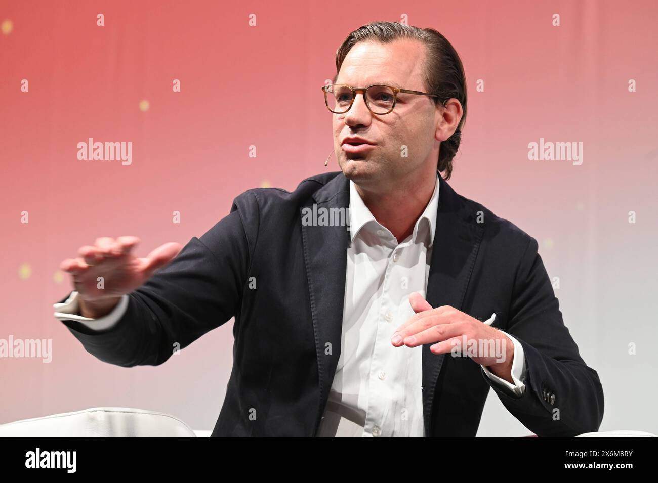 Michael Jungwirth, Direttore delle politiche pubbliche, Vodafone Group & Mitglied der Geschäftsleitung, Vodafone Deutschland spricht auf der Anagacom, Europas führende Kongressmesse für Breitband, Fernsehen und Online. *** Michael Jungwirth, Direttore delle politiche pubbliche, membro del gruppo Vodafone del Consiglio di amministrazione, Vodafone Germania parla ad Anagacom, fiera leader in Europa per il congresso per la banda larga, la televisione e online Foto Stock