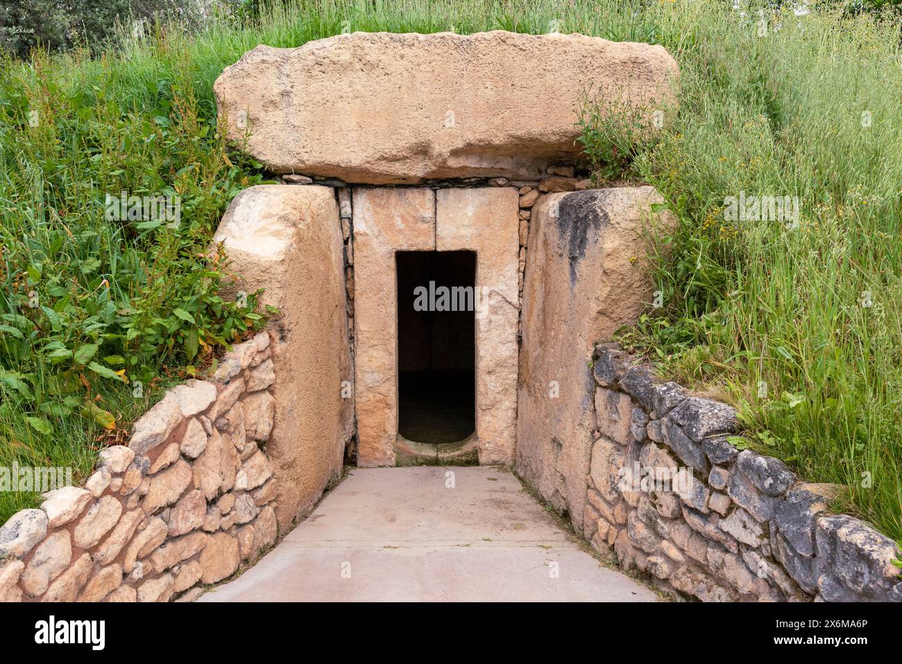 Reconstrucción de un dolmen del neolítico, monumento funerario prehistórico, en el Parque de las Ciencias de Granada Foto Stock