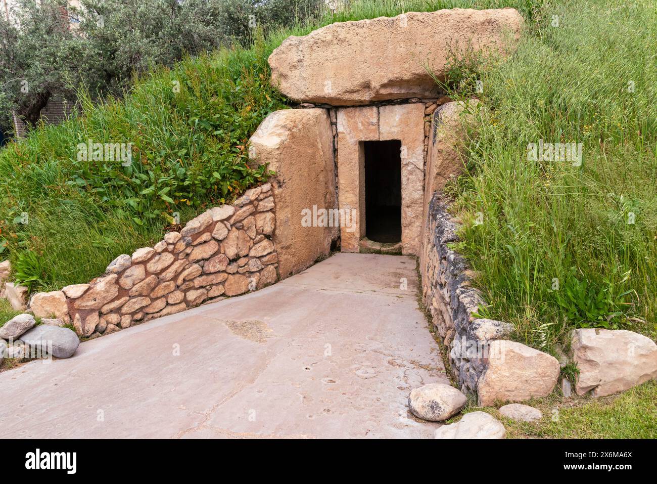 Reconstrucción de un dolmen del neolítico, monumento funerario prehistórico, en el Parque de las Ciencias de Granada Foto Stock