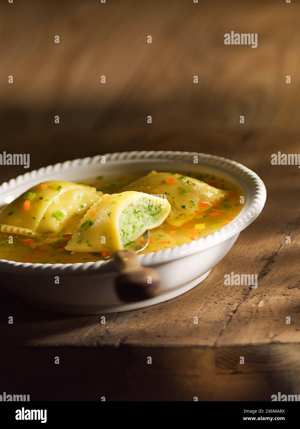 Ravioli svevi in brodo vegetale Foto Stock
