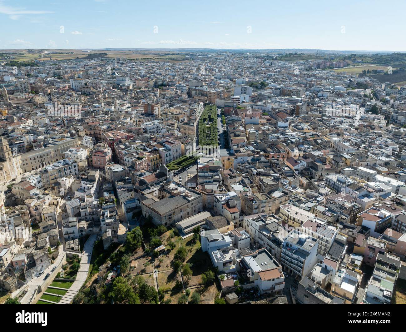 La villa comunale della città con il monumento alla guerra. Le aiuole di fiori e il prato del giardino ben tenuto nel parco. La torre con l'antico cl Foto Stock