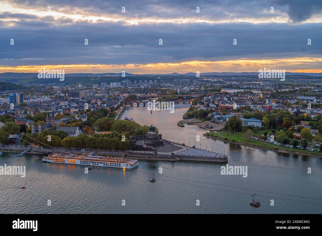 Vista dalla fortezza di Ehrenbreitstein al Deutsches Eck e alla confluenza della Mosella e del Reno, Coblenza, Renania-Palatinato, Germania Foto Stock