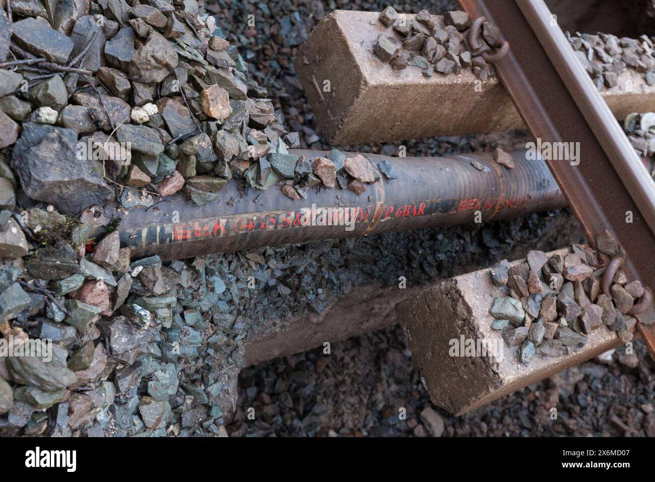 Tubo danneggiato da manomissioni che potrebbero aver contribuito al foro del lavandino che ha causato l'incidente ferroviario a Grange sopra Sands, Cumbria, marzo 2024 Foto Stock