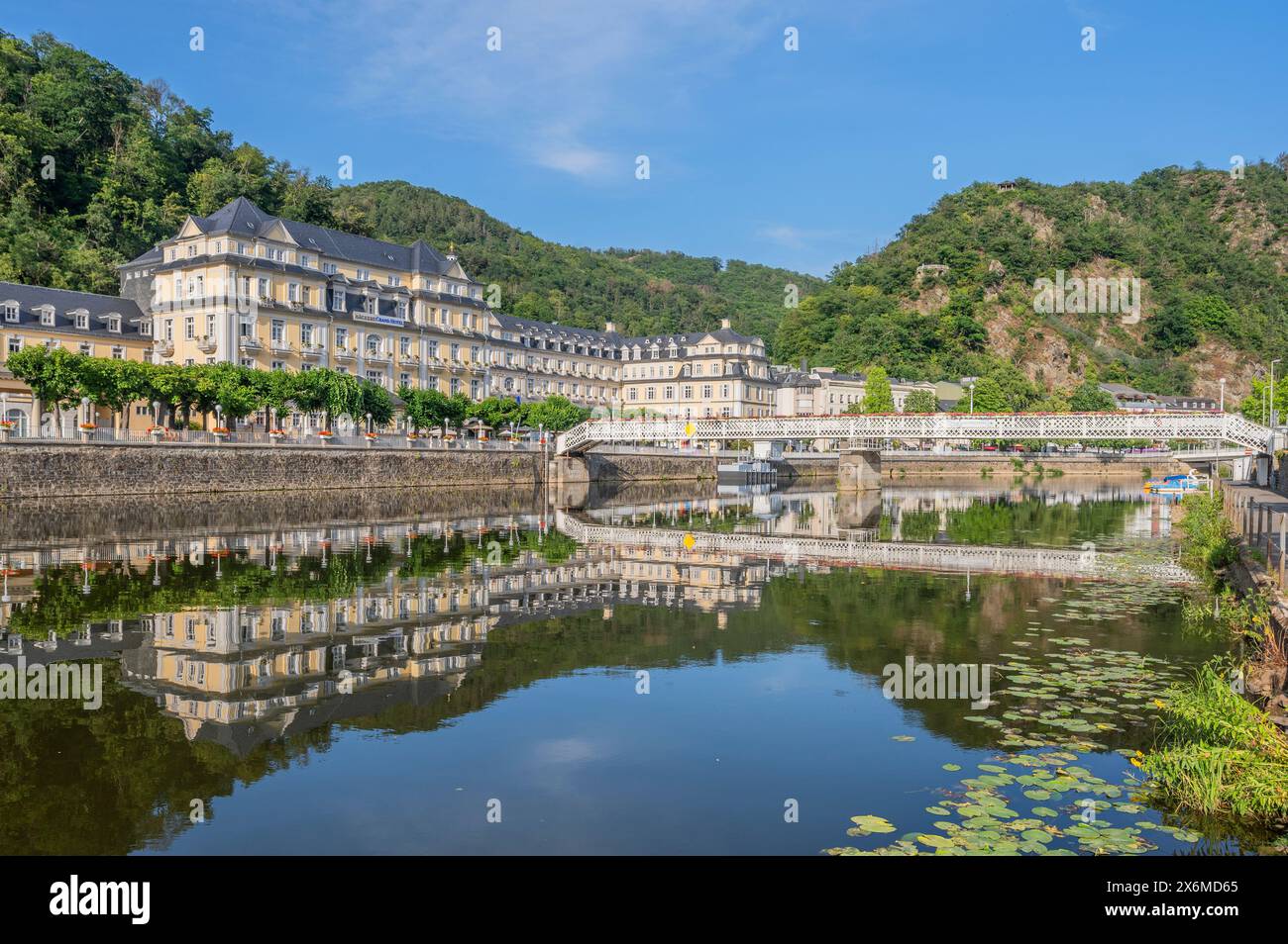 Vista sul Lahn fino al Kurhaus, Bad EMS an der Lahn, Lahn, Lahntal, Renania-Palatinato, Germania Foto Stock