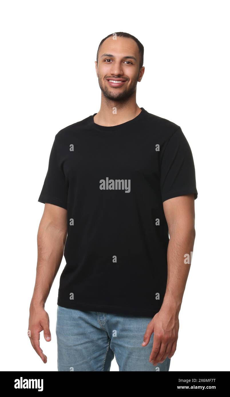 Uomo che indossa una t-shirt nera su sfondo bianco Foto Stock