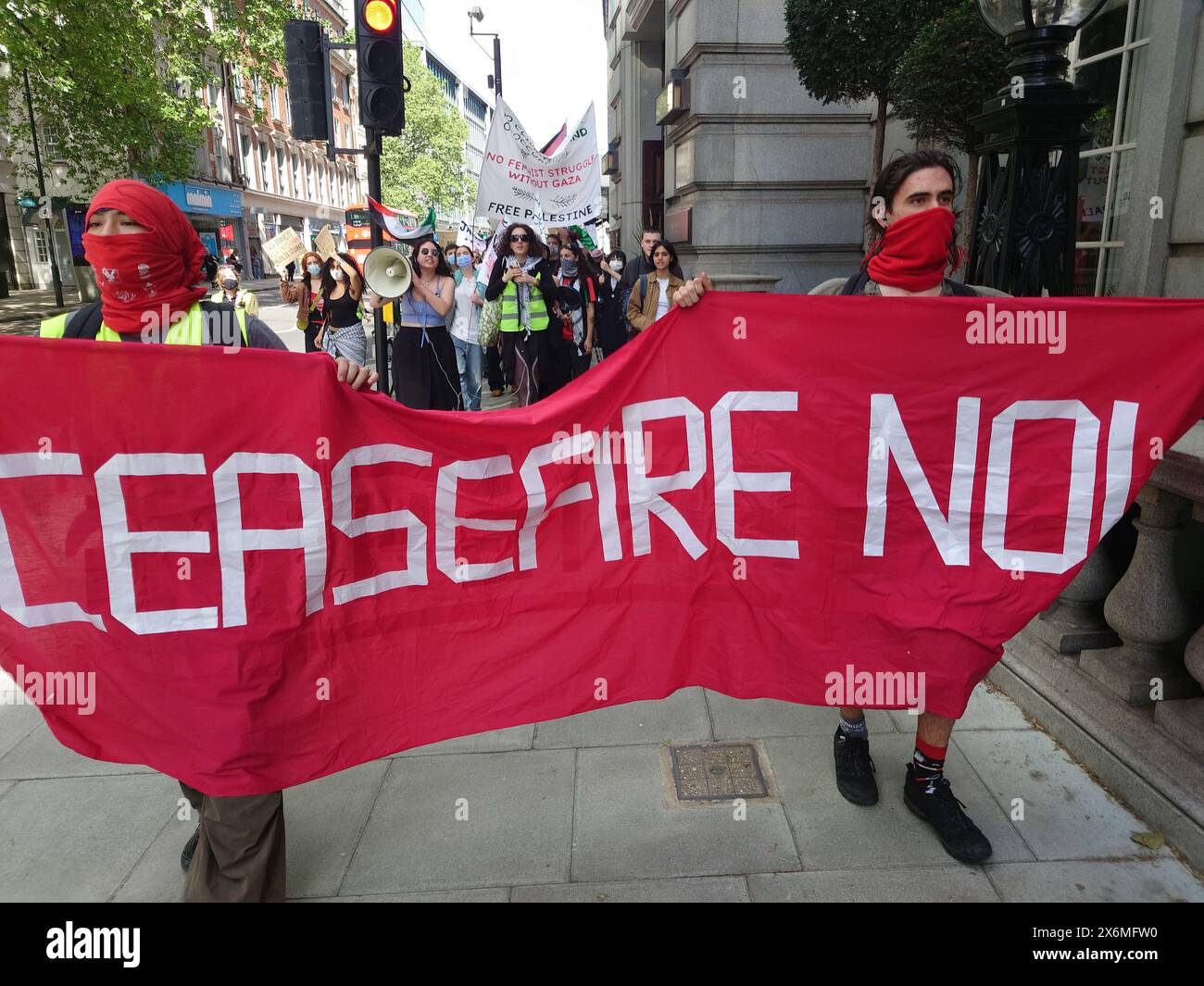 Londra, Regno Unito. 15 maggio 2024 a seguito di una protesta al campus di High Holborn, una partita di studenti si concluse a Central Saint Martins, CSM vicino a King's Cross dove i manifestanti produssero sacchi a pelo e altre attrezzature per allestire un accampamento, rispecchiando le azioni viste in molte altre università e college in tutto il mondo. Sul vetro intorno alla reception dell'edificio sono stati posti degli striscioni che dichiaravano alcune delle richieste, così come le bandiere palestinesi. © Amstel Adams/ Alamy Live News Foto Stock