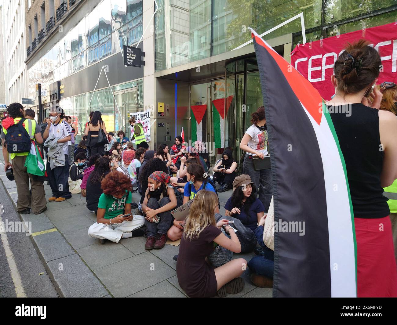 Londra, Regno Unito. 15 maggio 2024 a seguito di una protesta al campus di High Holborn, una partita di studenti si concluse a Central Saint Martins, CSM vicino a King's Cross dove i manifestanti produssero sacchi a pelo e altre attrezzature per allestire un accampamento, rispecchiando le azioni viste in molte altre università e college in tutto il mondo. Sul vetro intorno alla reception dell'edificio sono stati posti degli striscioni che dichiaravano alcune delle richieste, così come le bandiere palestinesi. © Amstel Adams/ Alamy Live News Foto Stock