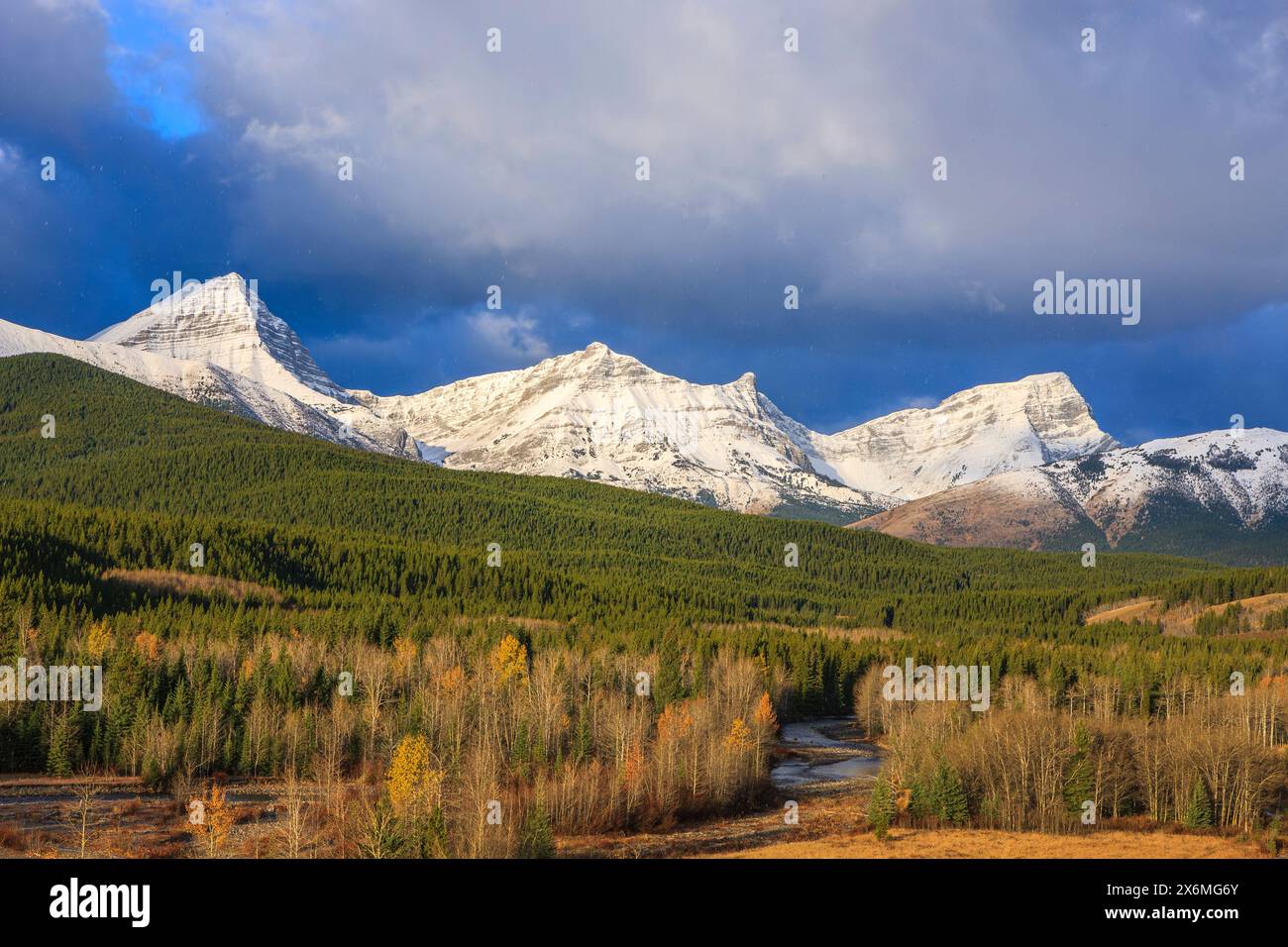 I fiocchi di neve iniziano a cadere quando una tempesta autunnale si avvicina alle vette delle montagne della catena degli alci nel Kananaskis Country, Alberta Foto Stock