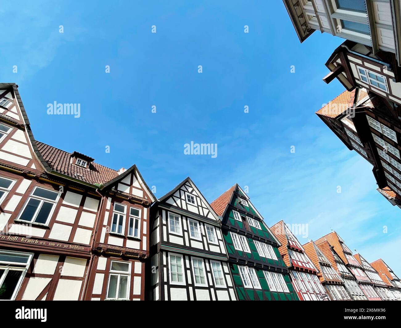 Vista dal basso dei palazzi medievali in legno a celle, bassa Sassonia, Germania Foto Stock