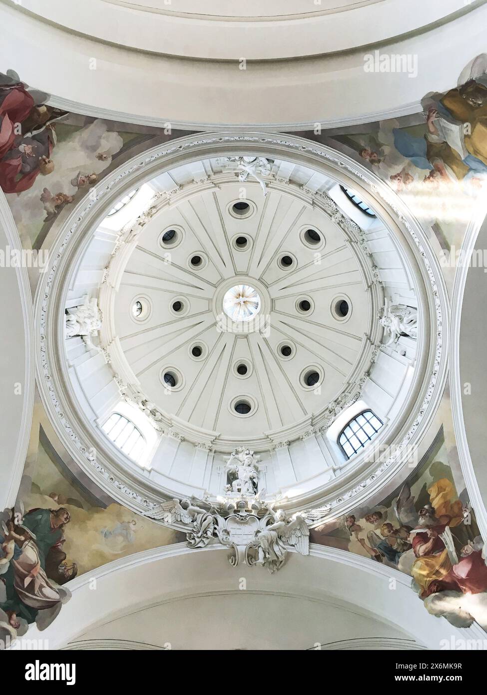 Vista dal basso della cupola della cattedrale, barocca, Fulda, Assia, Germania Foto Stock