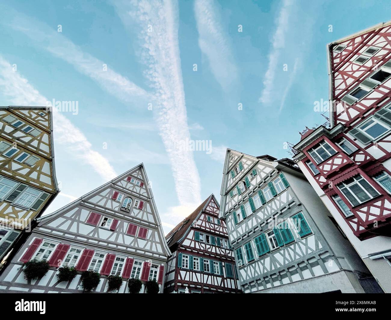 Vista dal basso dei palazzi medievali in legno a Herrenberg, Baden-Württemberg, Germania Foto Stock