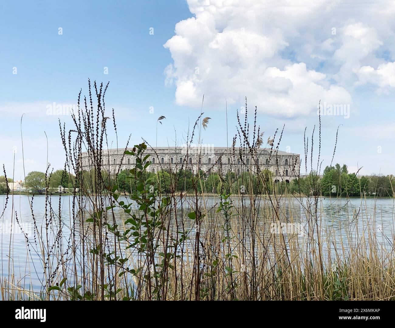 Congress Hall e Dutzendteich nel Rally del Partito nazista a Norimberga, Baviera, Germania Foto Stock