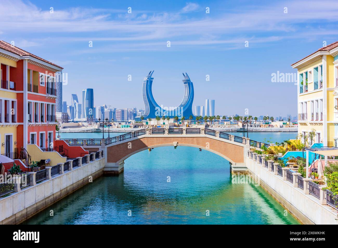 Little Venice a Doha nel cuore della PERLA, un'isola artificiale, capitale del Qatar nel Golfo Persico. Sullo sfondo il Raffles Hotel, in D. Foto Stock