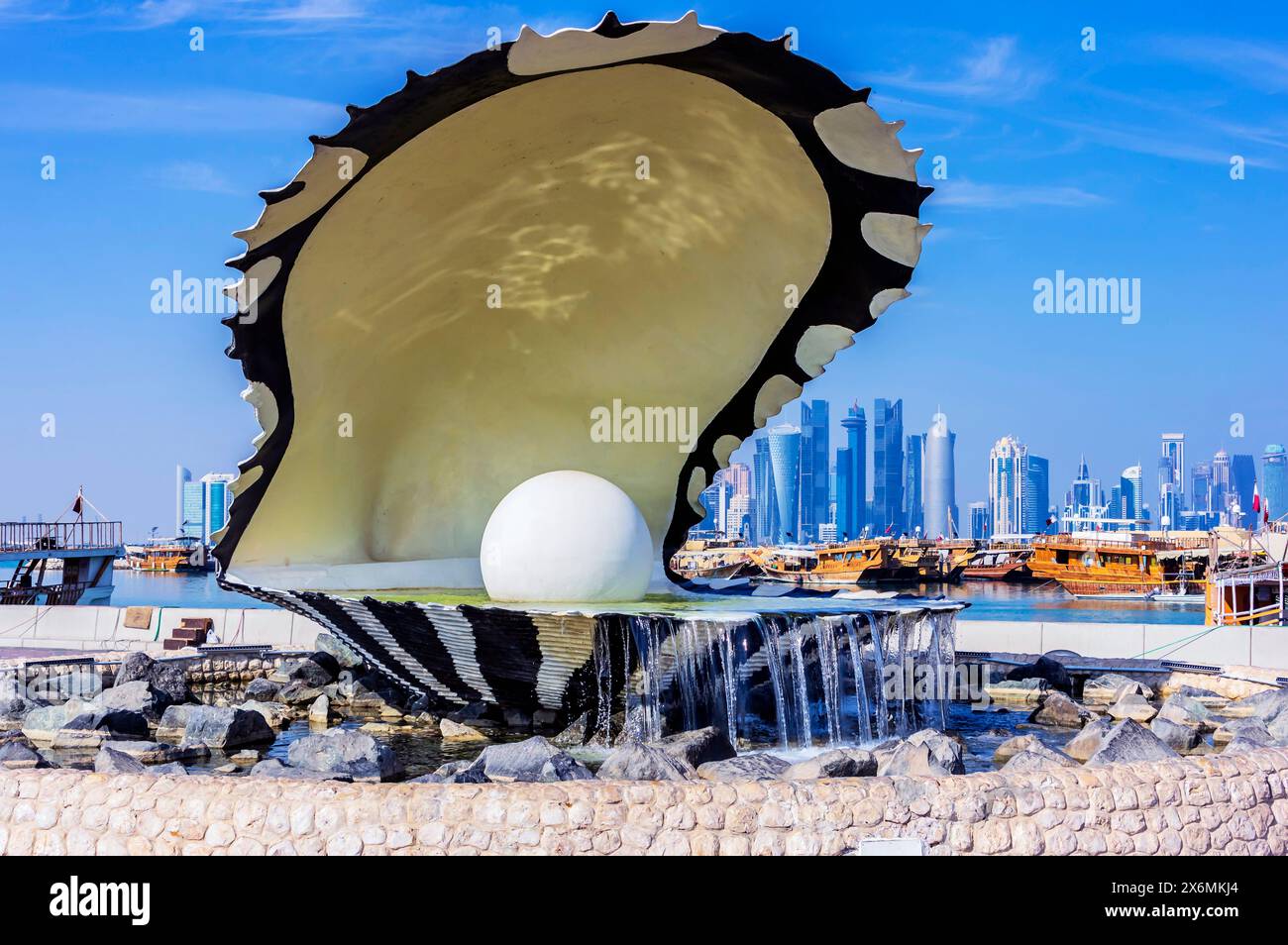 Fontana delle Perle. Vista del porto con grattacieli e navi a Doha, capitale del Qatar nel Golfo Persico. Foto Stock