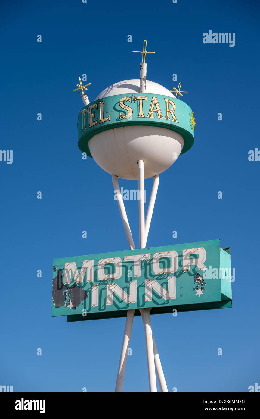 Brooks, Alberta - 4 aprile 2024: Punto di riferimento Tel Star Motor Inn. Foto Stock