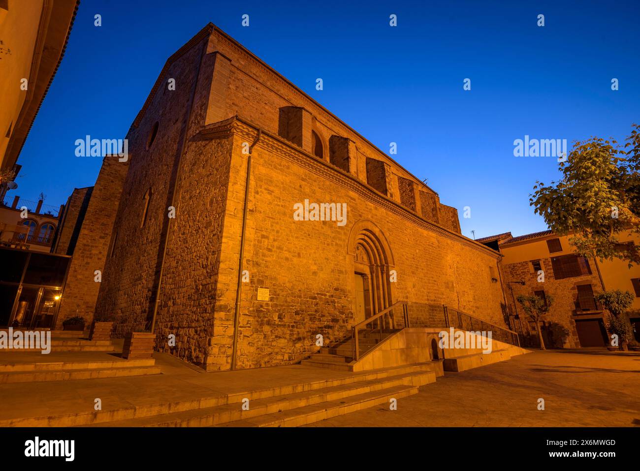 Chiesa di Sant Pere d'Or, a Santpedor, illuminata di notte e nell'ora blu (Bages, Barcellona, ​​Catalonia, Spagna) Foto Stock