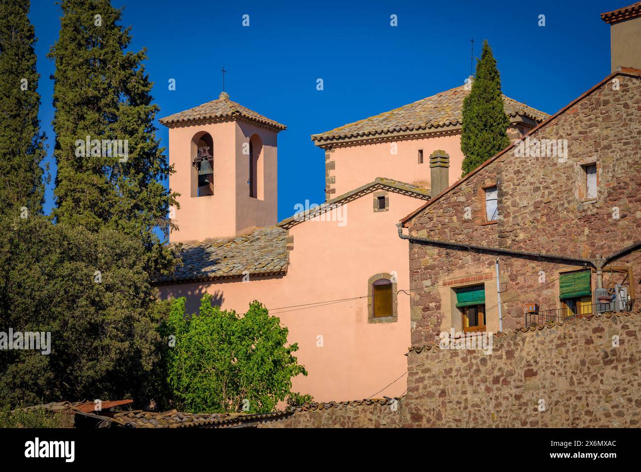 Santuario di Santa Anna e Santa Maria de Claret, vicino a Santpedor, in un pomeriggio primaverile (Bages, Barcellona, ​​Catalonia, Spagna) Foto Stock