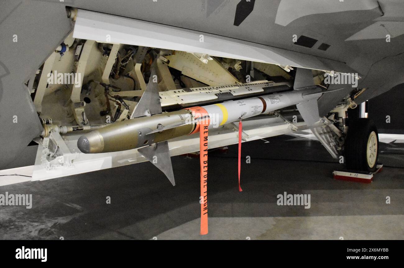 Un missile AIM-9 Sidewinder dell'Air Force su un caccia a reazione F-22 Raptor. Il Sidewinder è un missile aria-aria progettato per combattere i cani. Foto Stock