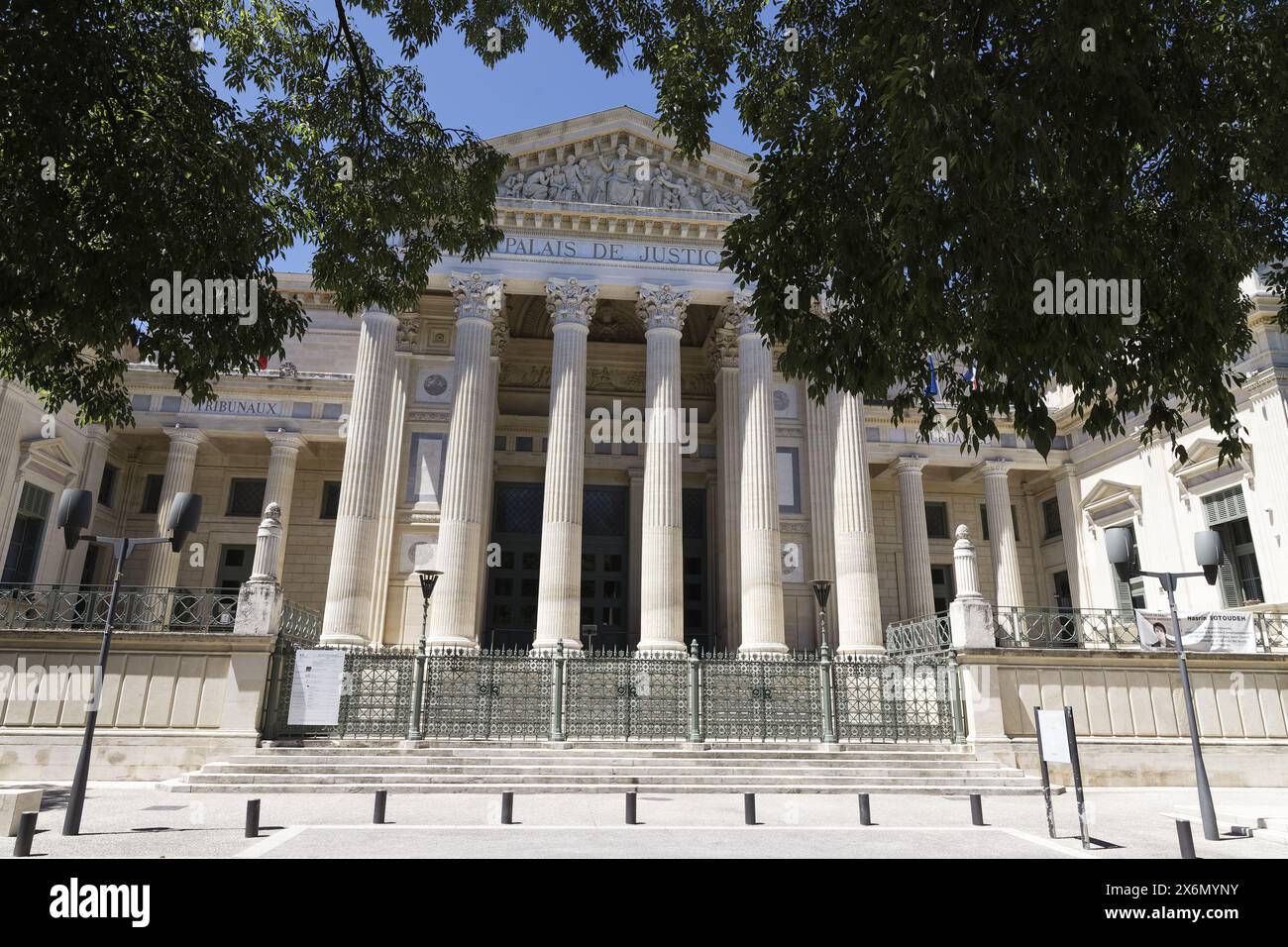 Nîmes, Francia.11 giugno, 2022.il Palais de Justice è un monumento neoclassico con una forte impronta storica a Nîmes, Francia Foto Stock