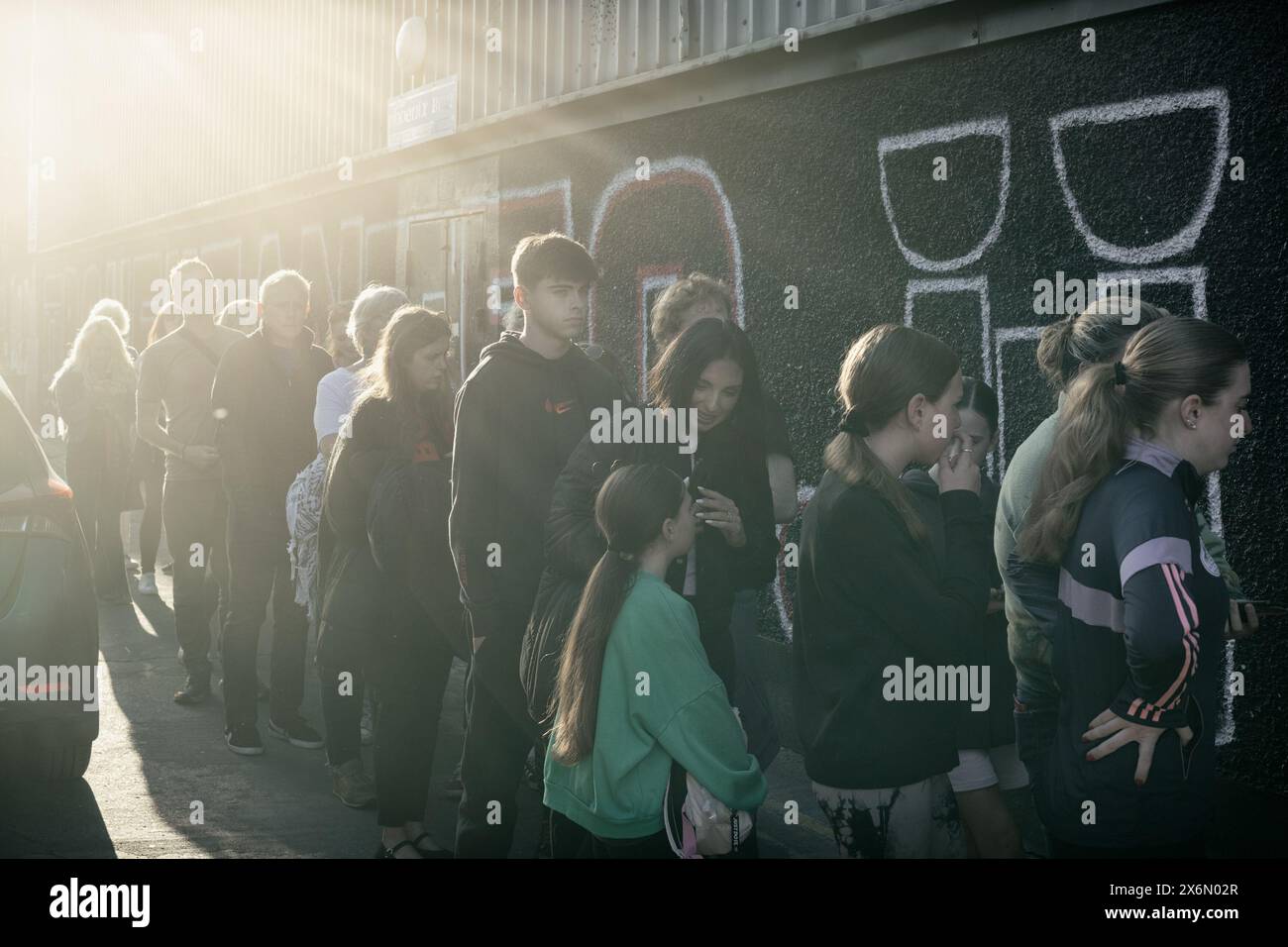 Dublino, Irlanda. 15 maggio 2024. I tifosi in casa del Bohemian F.C. fanno la fila al sole della sera per entrare nello stadio Dalymount di Dublino prima dell'amichevole contro la nazionale palestinese. Gli spettatori arrivano allo stadio Dalymuont Park di Dublino, dove la squadra di casa del Bohemian's F.C. ha ospitato la nazionale palestinese in una partita amichevole il 15 maggio, il 76° anniversario della Nakba. La Palestina ha vinto nel 2-1 contro la squadra di casa. (Foto di Graham Martin/SOPA Images/Sipa USA) credito: SIPA USA/Alamy Live News Foto Stock