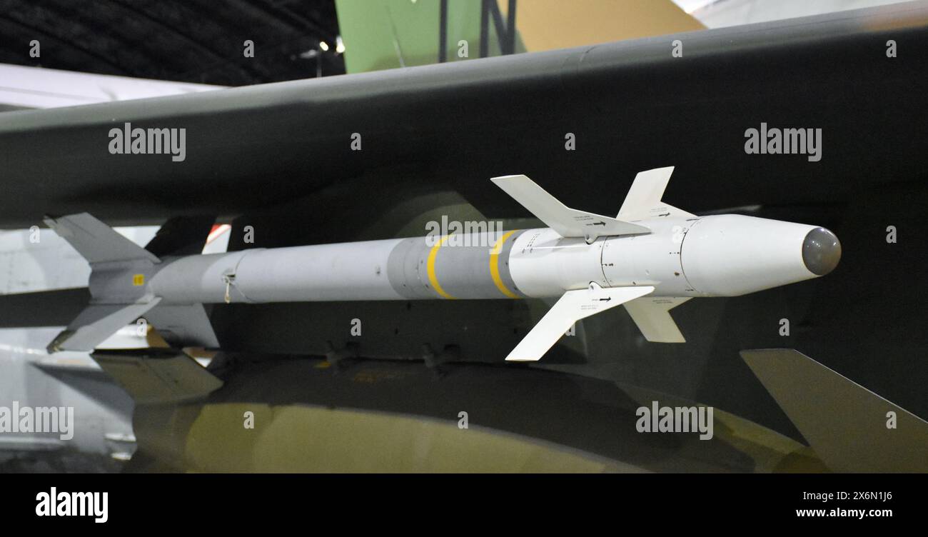 Un missile AIM-9 Sidewinder dell'Air Force su un caccia F-111 Aardvark. Il Sidewinder è un missile aria-aria progettato per combattere i cani. Foto Stock