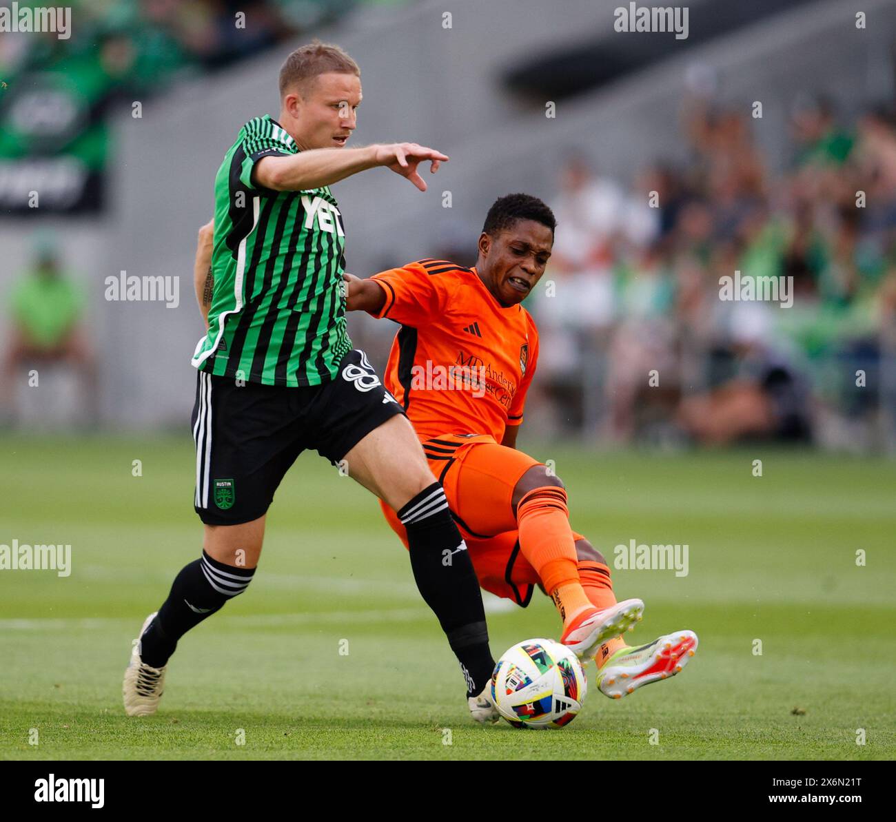 Austin, Texas, Stati Uniti. 15 maggio 2024. Il centrocampista della Houston Dynamo Latif Blessing (15) fa un tackle sul centrocampista dell'Austin FC Alexander Ring (8) durante una partita della Major League Soccer il 15 maggio 2024 ad Austin. (Credit Image: © Scott Coleman/ZUMA Press Wire) SOLO PER USO EDITORIALE! Non per USO commerciale! Foto Stock