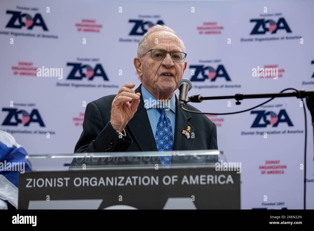 New York, Stati Uniti. 13 maggio 2024. L'avvocato Alan Dershowitz parla all'Organizzazione sionista d'America durante una manifestazione pro-Israele a Times Square. Il gruppo ha chiesto di continuare gli attacchi a Gaza e un assalto di terra a Rahfa, dove 1,3 milioni di persone fuggite dai combattimenti in altre parti di Gaza sono state intrappolate contro il confine egiziano con i nostri bisogni umani fondamentali. (Foto di Michael Nigro/Pacific Press) credito: Pacific Press Media Production Corp./Alamy Live News Foto Stock