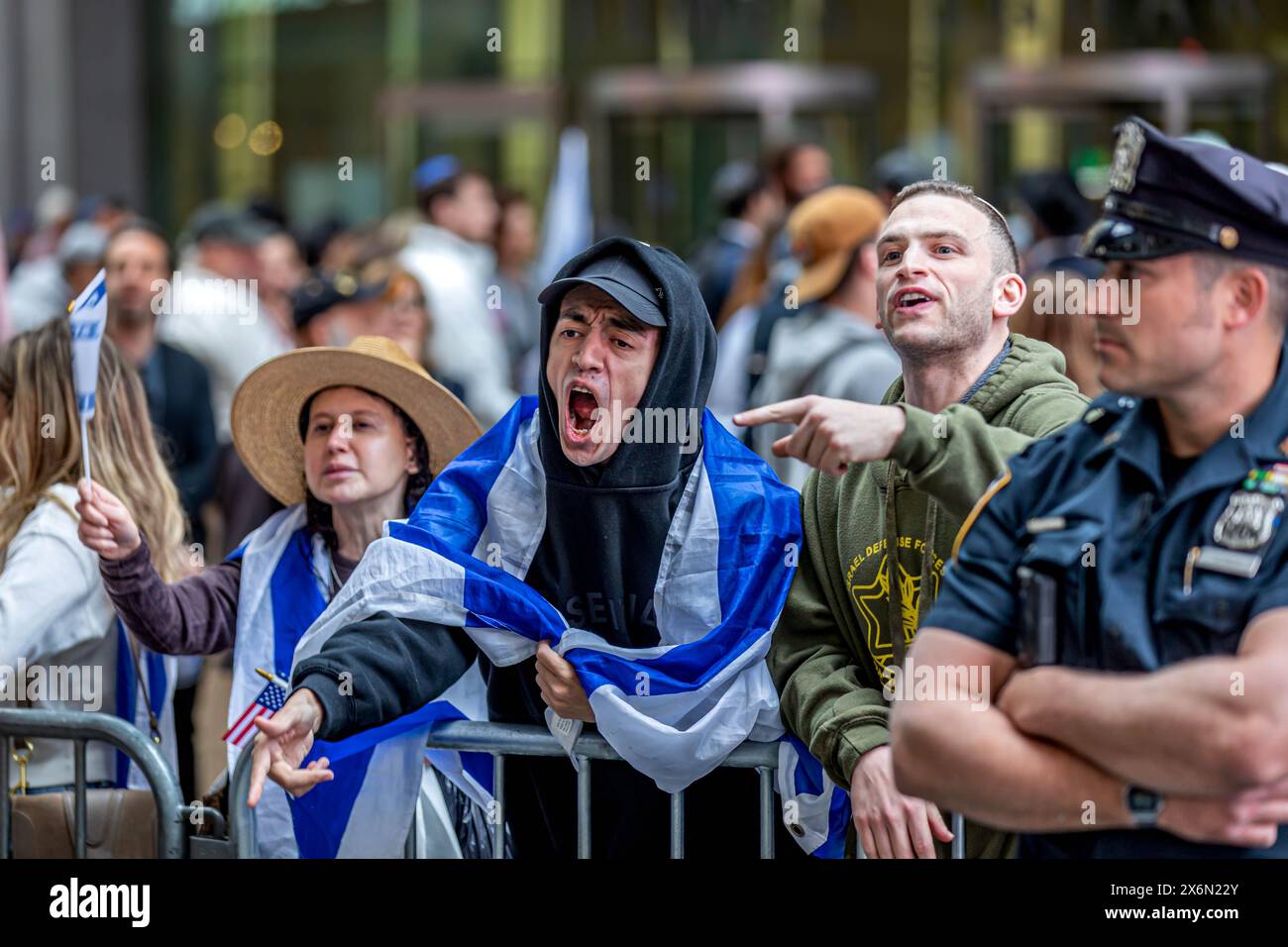 New York, Stati Uniti. 13 maggio 2024. I sostenitori pro-Israele gridano contro i manifestanti durante la manifestazione pro-Israele dell'Organizzazione sionista americana a Times Square. Il gruppo ha chiesto di continuare gli attacchi a Gaza e un assalto di terra a Rahfa, dove 1,3 milioni di persone fuggite dai combattimenti in altre parti di Gaza sono state intrappolate contro il confine egiziano con i nostri bisogni umani fondamentali. (Foto di Michael Nigro/Pacific Press) credito: Pacific Press Media Production Corp./Alamy Live News Foto Stock