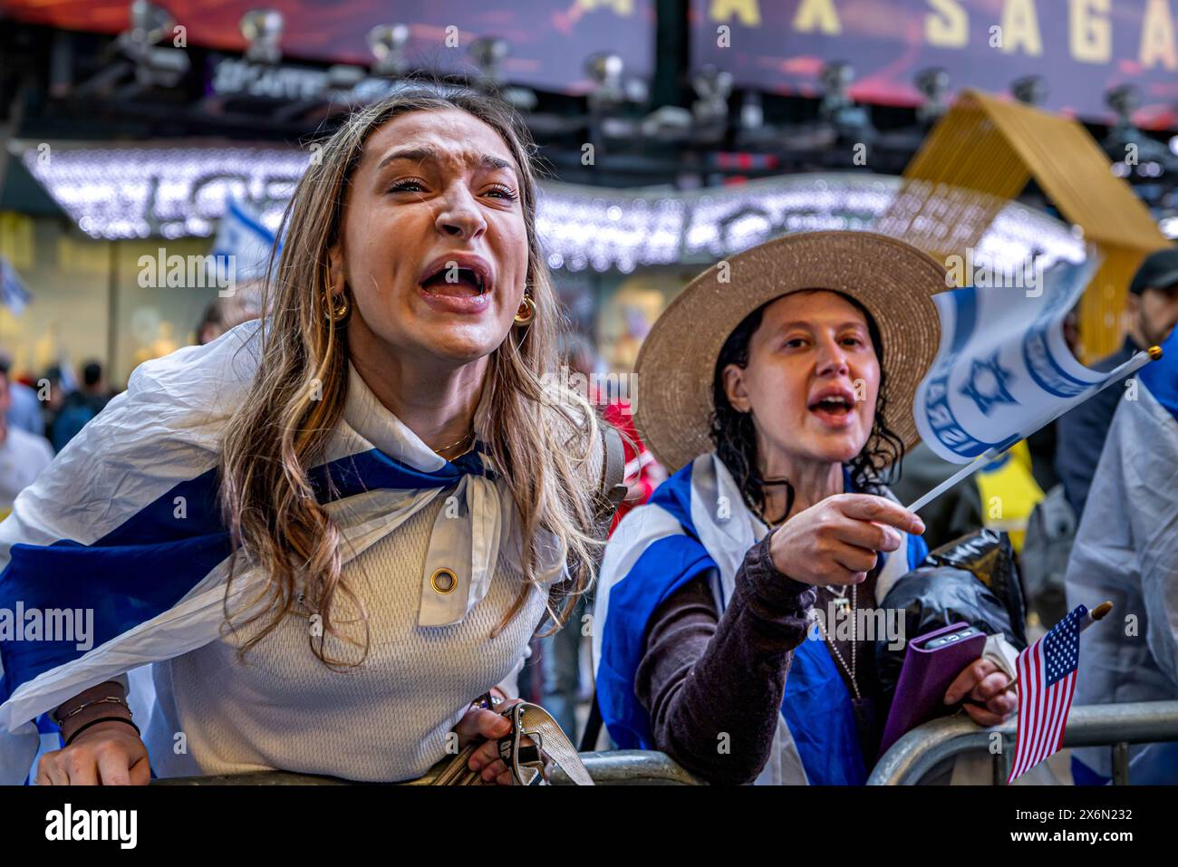 New York, Stati Uniti. 13 maggio 2024. Un sostenitore pro-Israele grida contro i manifestanti durante la manifestazione pro-Israele dell'Organizzazione sionista americana a Times Square. Il gruppo ha chiesto di continuare gli attacchi a Gaza e un assalto di terra a Rahfa, dove 1,3 milioni di persone fuggite dai combattimenti in altre parti di Gaza sono state intrappolate contro il confine egiziano con i nostri bisogni umani fondamentali. (Foto di Michael Nigro/Pacific Press) credito: Pacific Press Media Production Corp./Alamy Live News Foto Stock