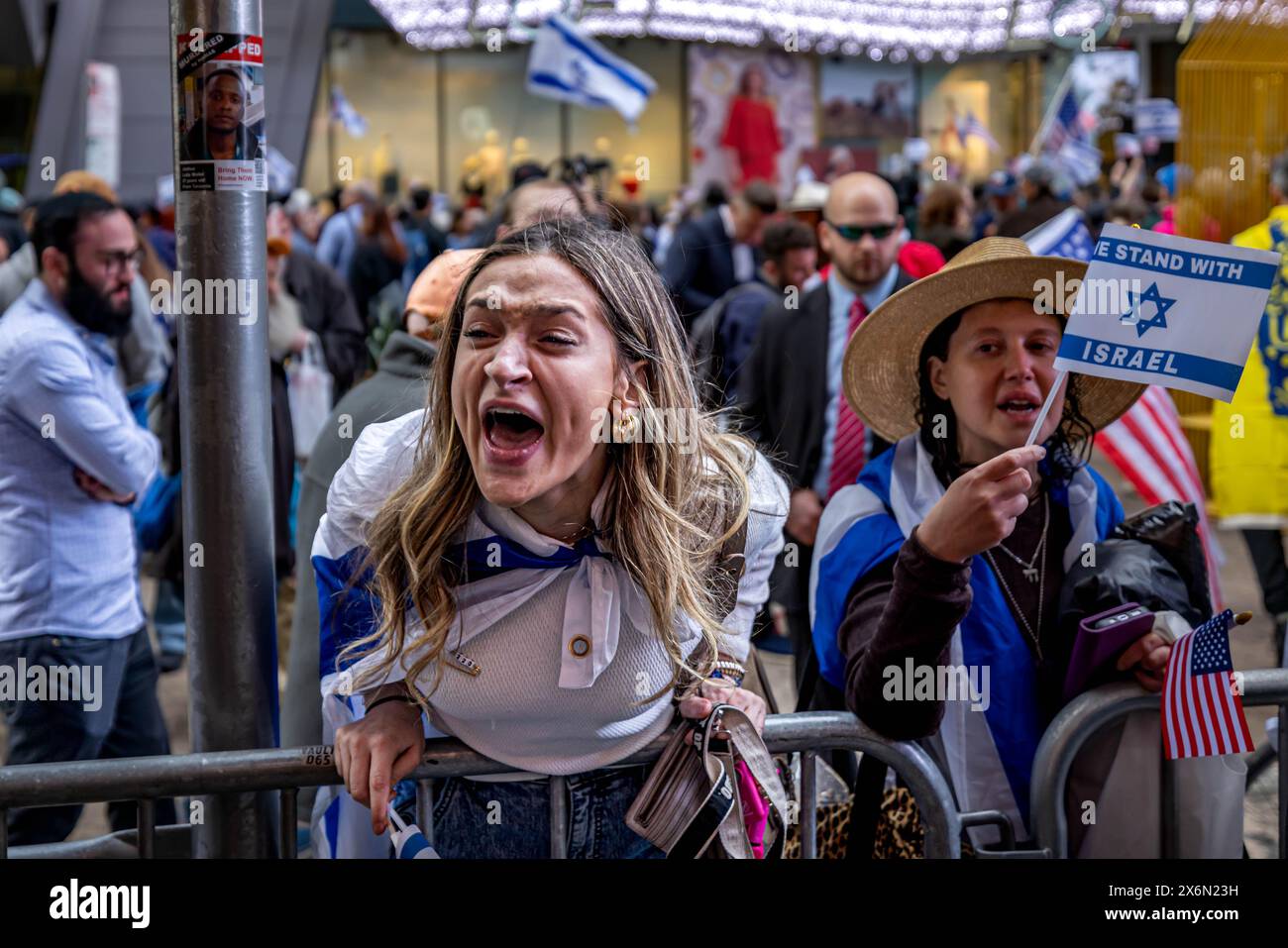 New York, Stati Uniti. 13 maggio 2024. Un sostenitore pro-Israele grida contro i manifestanti durante la manifestazione pro-Israele dell'Organizzazione sionista americana a Times Square. Il gruppo ha chiesto di continuare gli attacchi a Gaza e un assalto di terra a Rahfa, dove 1,3 milioni di persone fuggite dai combattimenti in altre parti di Gaza sono state intrappolate contro il confine egiziano con i nostri bisogni umani fondamentali. (Foto di Michael Nigro/Pacific Press) credito: Pacific Press Media Production Corp./Alamy Live News Foto Stock