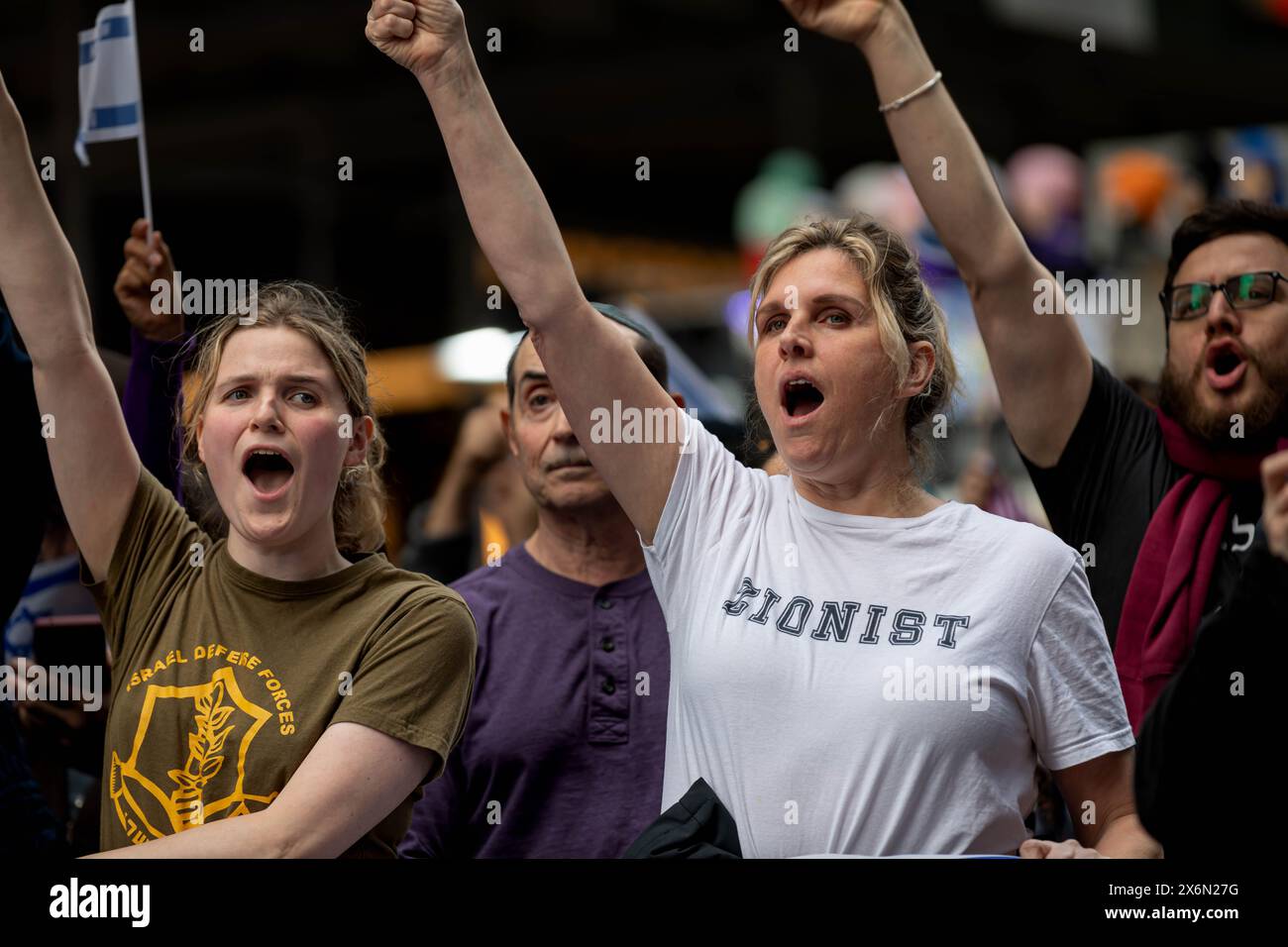 New York, New York, Stati Uniti. 13 maggio 2024. I sostenitori pro-Israele ascoltano gli oratori durante il raduno pro-Israele dell'Organizzazione sionista americana a Times Square. Il gruppo ha chiesto di continuare gli attacchi a Gaza e un attacco groundÂ a Rahfa, Â whereÂ 1,3 millionÂ persone fuggite dai combattimenti in altre parti di Gaza sono state intrappolate contro il confine egiziano con i nostri bisogni umani fondamentali. (Credit Image: © Michael Nigro/Pacific Press via ZUMA Press Wire) SOLO PER USO EDITORIALE! Non per USO commerciale! Foto Stock