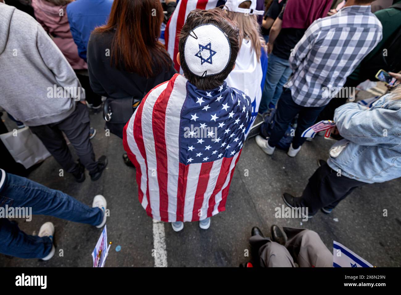 New York, New York, Stati Uniti. 13 maggio 2024. L'Organizzazione sionista d'America tiene un raduno pro-Israele a Times Square. Il gruppo ha chiesto di continuare gli attacchi a Gaza e un attacco groundÂ a Rahfa, Â whereÂ 1,3 millionÂ persone fuggite dai combattimenti in altre parti di Gaza sono state intrappolate contro il confine egiziano con i nostri bisogni umani fondamentali. (Credit Image: © Michael Nigro/Pacific Press via ZUMA Press Wire) SOLO PER USO EDITORIALE! Non per USO commerciale! Foto Stock